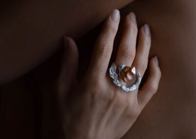 stříbrný-prsten-existence-emaralleya-keshi-perla-diamant-markéta-emara-mitro